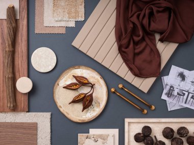 Tekstil, boya örnekleri, paneller ve çimento karolardan oluşan yaratıcı düz bir yapı. Şık bir iç mimar tasarımı. Mavi, bej ve kahverengi renk paleti. Uzayı kopyala Şablon. 