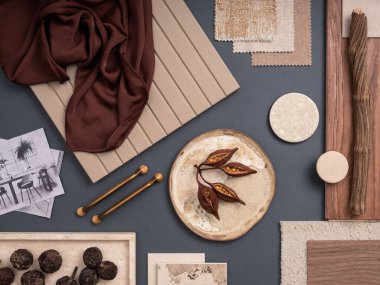 Tekstil, boya örnekleri, paneller ve çimento karolardan oluşan yaratıcı düz bir yapı. Şık bir iç mimar tasarımı. Mavi, bej ve kahverengi renk paleti. Uzayı kopyala Şablon.