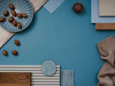 Tekstil, boya örnekleri, lamella paneller ve fayanslarla birlikte mavi, gri ve kahverengi renk paletinde yaratıcı düz bir yapı. Mimar ve iç mimar bozumu. Üst Manzara. Boşluğu kopyala. 