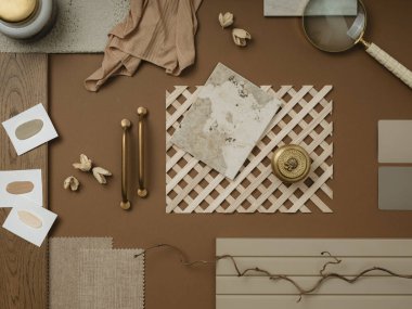 Tekstil, boya örnekleri, lamella paneller ve fayanslarla bej ve kahverengi renk paletinde yaratıcı düz kompozisyon. Mimar ve iç mimar bozumu. Üst Manzara. Boşluğu kopyala. 