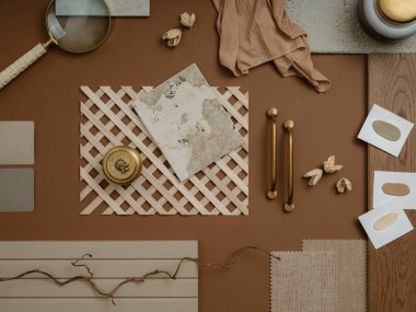 Tekstil, boya örnekleri, lamella paneller ve fayanslarla kahverengi ve bej renginde zarif düz kompozisyon. Mimar ve iç mimar bozumu. Üst Manzara. Boşluğu kopyala.