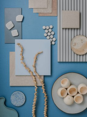 Tekstil ve boya örnekleriyle mavi, kahverengi ve bej renk paleti, lamella paneller ve fayanslar ile zarif düz konum. Mimar ve iç mimar bozumu. Üst Manzara. Boşluğu kopyala.