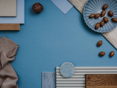 Tekstil ve boya örnekleriyle mavi, kahverengi ve bej renk paleti, lamella paneller ve fayanslar ile zarif düz konum. Mimar ve iç mimar bozumu. Üst Manzara. Boşluğu kopyala.