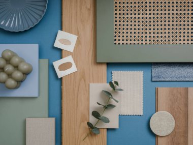 Tekstil ve boya örnekleriyle mavi, kahverengi ve bej renk paleti, lamella paneller ve fayanslar ile zarif düz konum. Mimar ve iç mimar bozumu. Üst Manzara. Boşluğu kopyala.