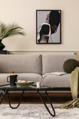 Oturma odasının rahat kompozisyonu poster çerçevesi, gri kanepe, saksıdaki bitkiler, şık kahve masası, gri ekose, yuvarlak yastık ve kişisel aksesuarlar. Ev dekoru. Şablon.