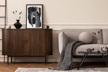 Oturma odasının sıcak kompozisyonu poster çerçevesi, ahşap büfe, gri kanepe, ekose, kahverengi yastık, gramofon, sıva ve kişisel aksesuarlarla kaplı duvar. Ev dekoru. Şablon.