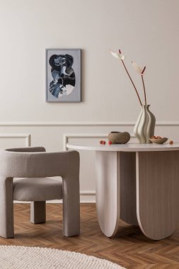 Yemek odasının iç kısmının ılık kompozisyonu poster çerçevesi, yuvarlak masa, gri koltuk, sıva kaplı duvar, çiçekli şık vazo, yuvarlak halı ve kişisel aksesuarlar. Ev dekoru. Şablon