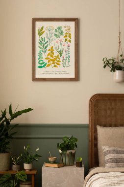 Yatak odasının iç tasarımı poster çerçevesi, yatak odası, bej yatak, saksıdaki bitkiler, gri komodin, sıva ve kişisel aksesuarlı yeşil duvar. Ev dekoru. Şablon.