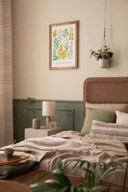 Yatak odasının iç kısmının rahat kompozisyonu poster çerçevesi, şık yatak, bej yatak, lamba, saksıdaki çiçekler, yapraklı vazo, sıva ve kişisel aksesuarlarla kaplı duvar. Ev dekoru. Şablon.