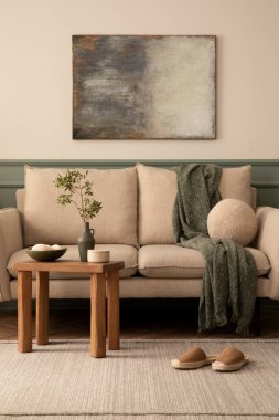 Ilık oturma odasının iç kısmı poster çerçevesi, kanepe, yeşil ekose, yuvarlak yastık ve kişisel aksesuarlarla süslenmiş. Ev dekoru. Şablon.