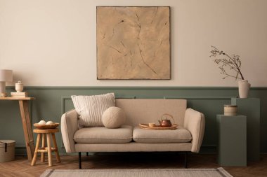 Oturma odasının yaratıcı kompozisyonu poster çerçevesi, bej kanepe, ahşap sehpa, şık koltuk, bank, sıva ve kişisel aksesuarlarla süslenmiş duvar. Ev dekoru. Şablon.