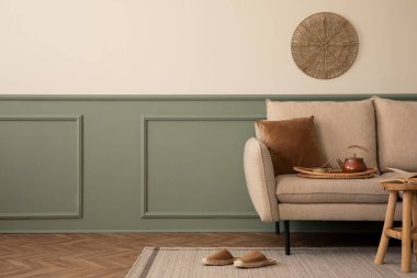 Oturma odasının yaratıcı kompozisyonu fotokopi alanı, bej kanepe, alçılı yeşil duvar, ahşap sehpa, kahverengi terlikler, gri ekose ve kişisel aksesuarlar. Ev dekoru. Şablon. 