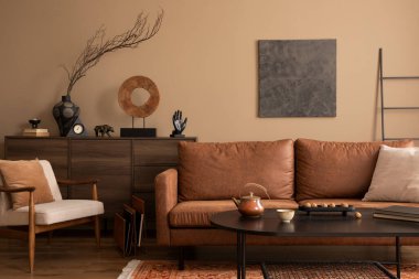 Sıcak ve rahat bir oturma odası. Poster çerçevesi, kahverengi kanepe, siyah sehpa, ahşap büfe, desenli halı, yatak koltuğu, yastıklar ve kişisel aksesuarlar. Ev dekoru. Şablon.