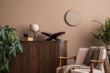 Poster çerçevesi, ahşap büfe, yuvarlak sehpa, siyah merdiven, top, desenli halı, yuvarlak yastık ve kişisel aksesuarları olan rahat oturma odasının iç tasarımı. Ev dekoru. Şablon. 