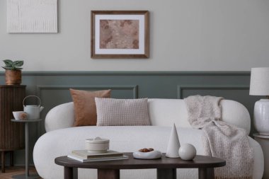 Konforlu bir oturma odasının bahar kompozisyonu poster çerçevesi, Boucle kanepesi, ahşap sehpa, yastıklar, ekose, lamba, şık heykeller ve kişisel aksesuarlar. Ev dekoru. Şablon.