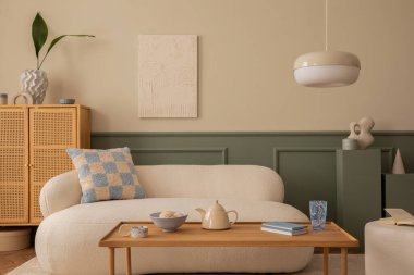 Sıcak ve rahat bir oturma odası. Poster çerçevesi, portatif kanepe, ahşap büfe, ahşap sehpa, pembe ekose, çiçekli vazo, yastık ve kişisel aksesuarlar. Ev dekoru. Şablon. 