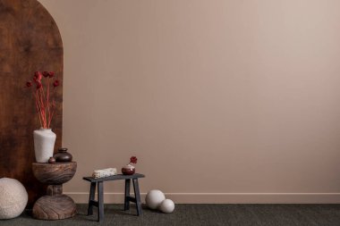 İçi fotokopi odası, ahşap tabure, kurumuş çiçekli vazo, yuvarlak yastık, kahverengi duvar ve kişisel aksesuarlarla dolu minimalist oturma odası kompozisyonu. Ev dekoru. Şablon.