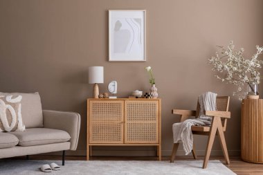 Sıcak ve rahat bir oturma odası. Poster çerçevesi, ahşap büfe, tahta koltuk, bej kanepe, parlak halı, ekose, kiraz çiçekleri ve kişisel aksesuarlarla süslenmiş. Ev dekoru. Şablon.