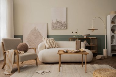 Baharın oturma odasının rahat kompozisyonu poster çerçevesi, Boucle kanepesi, ahşap sehpa, kitaplar, şık heykel, yapraklı vazo ve kişisel aksesuarlar. Ev dekoru. Şablon. 