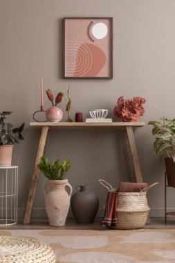 Poster çerçevesi, ahşap konsola, saksıdaki bitkiler, çiçekli vazolar, desenli halı ve kişisel aksesuarlarla donatılmış rahat oturma odasının estetik yapısı. Ev dekoru. Şablon.