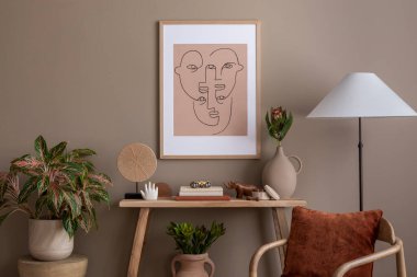 Oturma odasının yaratıcı kompozisyonu poster çerçevesi, ahşap konsola, şık sandalye, yuvarlak yastık, sepet, kurumuş çiçekler ve kişisel aksesuarlarla süslenmiş vazo. Ev dekoru. Şablon.