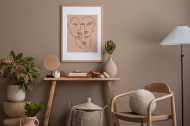 Sıcak ve rahat bir oturma odası. Poster çerçevesi, ahşap consola, şık sandalye, saksı, lamba, örgü sepet, bej duvar ve kişisel aksesuarlar. Ev dekoru. Şablon.