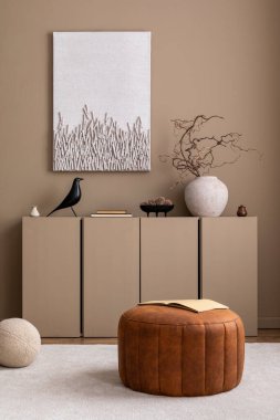 Oturma odasının yaratıcı kompozisyonu poster çerçevesi, bej büfe, yuvarlak puf, kitaplar, bej halı, kitaplar ve kişisel aksesuarlar. Ev dekoru. Şablon. 