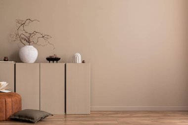 Sıcak ve samimi oturma odası, fotokopi alanı, bej büfe, yuvarlak puf, tahta paneller zemin döşeme, vazo, kitaplar, yeşil yastık ve kişisel aksesuarlarla dolu. Ev dekoru. Şablon.