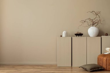 Sıcak ve samimi oturma odası, fotokopi alanı, bej büfe, yuvarlak puf, tahta paneller zemin döşeme, vazo, kitaplar, yeşil yastık ve kişisel aksesuarlarla dolu. Ev dekoru. Şablon.