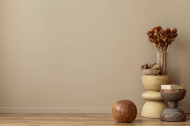 İçi sıcak ve rahat oturma odası fotokopi odası, ahşap tezgah, bej duvar, ahşap paneller zemin döşeme, kurutulmuş çiçekler, kitaplar ve kişisel aksesuarlarla dolu vazo. Ev dekoru. Şablon.