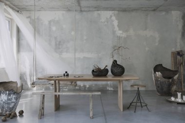 Japon yemek odası alanı ahşap masa, gri beton duvar, beyaz perde, bank, dallı şık vazo, mum, salıncak ve kişisel aksesuarlar. Ev dekoru. Şablon. 