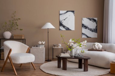 Oturma odasının yaratıcı kompozisyonu poster çerçevesi, boucle kanepesi, ahşap sehpa, yuvarlak halı, beyaz koltuk, manolya ve kişisel aksesuarlar. Ev dekoru. Şablon.