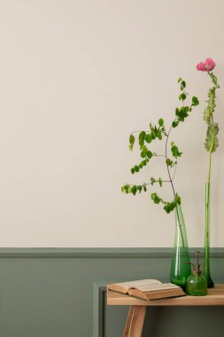 Yay oturma odasının içerisindeki minimalist kompozisyonu fotokopi alanı, ahşap bank, yeşil yapraklı cam vazolar, çiçekler, fıskiyeler, kitap ve kişisel aksesuarlar. Ev dekoru. Şablon.