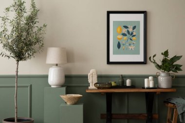 Baharda konforlu oturma odası kompozisyonu poster çerçevesi, ahşap bank, yeşil stantlar, şık lamba, bej kase, zeytin ağacı ve kişisel aksesuarlar. Ev dekoru. Şablon. 