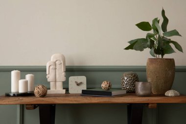 İçi ahşap bank, şık heykel, saksıda bitki, kitaplar, mumlar, bej duvar ve kişisel aksesuarlarla dolu sıcak ve rahat bir oturma odası kompozisyonu. Ev dekoru. Şablon.