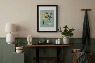 Baharda konforlu oturma odası kompozisyonu poster çerçevesi, ahşap bank, yeşil stantlar, şık lamba, bej kase, zeytin ağacı ve kişisel aksesuarlar. Ev dekoru. Şablon. 