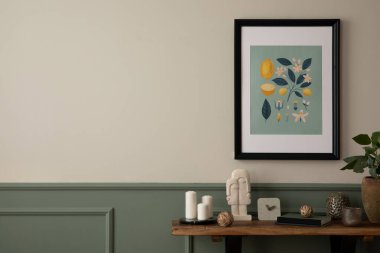 Oturma odasının içinde fotokopi alanı, poster çerçevesi, ahşap konsola, şık bir heykel, saksı, saat, mum ve kişisel aksesuarlar olan bahar kompozisyonu. Ev dekoru. Şablon.
