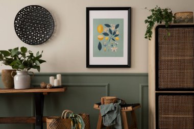 İçinde poster çerçevesi, ahşap tezgah, tahta büfe, yapraklı vazo, mum ve kişisel aksesuarlar olan bahar oturma odasının iç tasarımı. Homne dekoru. Şablon.