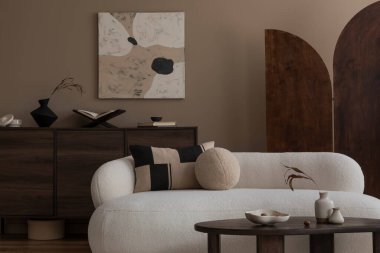 Oturma odasının minimalist kompozisyonu fotokopi alanı, bej consola, kitaplar, kurumuş çiçekli şık vazo ve kişisel aksesuarlar. Ev dekoru. Şablon. Mocha Mousse