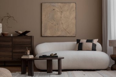 Oturma odasının minimalist kompozisyonu fotokopi alanı, bej consola, kitaplar, kurumuş çiçekli şık vazo ve kişisel aksesuarlar. Ev dekoru. Şablon. Mocha Mousse