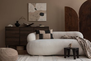 Oturma odasının minimalist kompozisyonu fotokopi alanı, bej consola, kitaplar, kurumuş çiçekli şık vazo ve kişisel aksesuarlar. Ev dekoru. Şablon. Mocha Mousse