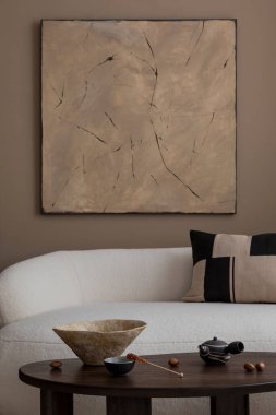 Oturma odasının minimalist kompozisyonu fotokopi alanı, bej consola, kitaplar, kurumuş çiçekli şık vazo ve kişisel aksesuarlar. Ev dekoru. Şablon. Mocha Mousse