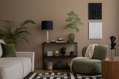 Zarif oturma odasının iç tasarımı poster çerçevesi, modüler kanepe, desenli halı, siyah raf, lamba, şık heykel ve kişisel aksesuarlar ile. Ev dekoru. Şablon.