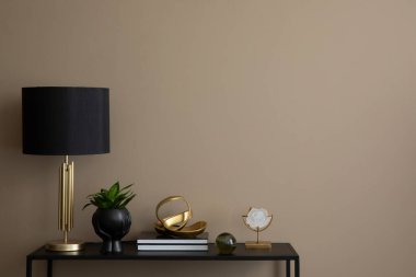 Oturma odasının minimalist kompozisyonu fotokopi alanı, siyah raf, kitaplar, altın heykel, şık lamba, saksıda bitki, kahverengi duvar ve kişisel aksesuarlar. Ev dekoru. Şablon.
