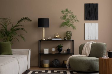 Sıcak ve rahat bir oturma odası. Poster çerçevesi, siyah raf, modüler kanepe, desenli halı, lamba, şık heykel, kutu, yeşil koltuk ve kişisel aksesuarlar. Ev dekoru. Şablon.