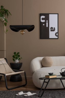 Oturma odasının rahat kompozisyonu poster çerçevesi, beyaz kanepe, siyah lamba, şık koltuk, cam sehpa, yastık, gri halı ve kişisel aksesuarlar. Ev dekoru. Şablon.