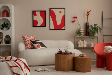 Modern ve rahat oturma odasının iç tasarımı poster çerçevesi, kırmızı koltuk, ahşap sehpa, yastıklar, çiçekli vazo ve kişisel aksesuarlarla. Ev dekoru. Şablon. 