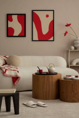 Modern ve rahat oturma odasının iç tasarımı poster çerçevesi, kırmızı koltuk, ahşap sehpa, yastıklar, çiçekli vazo ve kişisel aksesuarlarla. Ev dekoru. Şablon. 