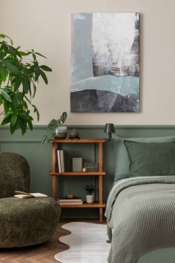 Yatak odasının iç kısmının estetik yapısı poster çerçevesi, ahşap büfe, adaçayı, koltuk, kitaplar, bitkiler ve kişisel aksesuarlar. Ev dekoru. Şablon. 