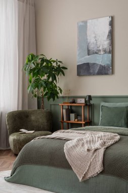 Yatak odasının iç tasarımı poster çerçevesi, ahşap büfe, bilge yatak örtüsü, bej ekose, bitkiler, kitaplar, lamba, heykel, koltuk ve kişisel aksesuarlar. Ev dekoru. Şablon.